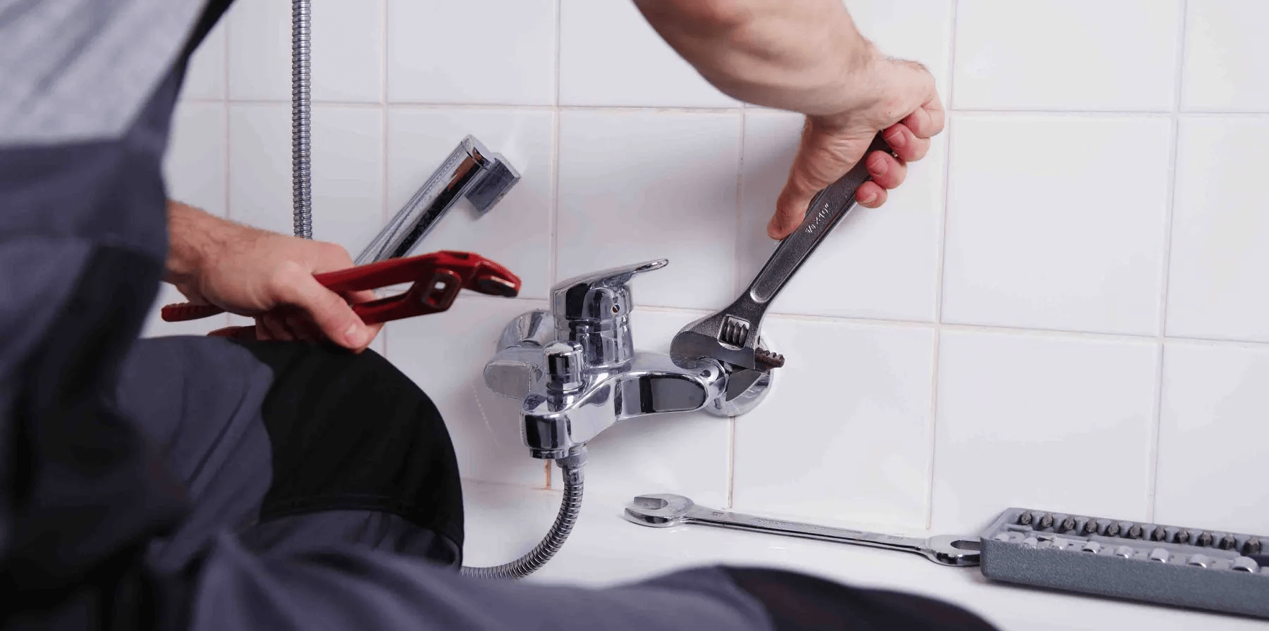AM Dienstleistung - Installateur bei der Arbeit in einem Badezimmer